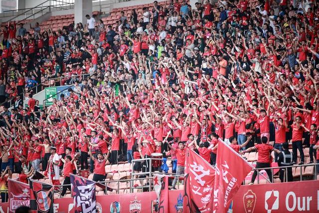 王哲林遭遇大腿拉伤 赛后被搀上救护车去医院